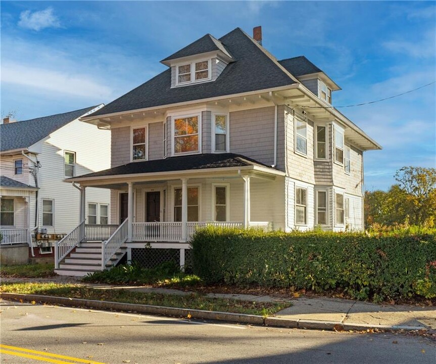 676 Main St-Unit -2 in Warren, RI - Building Photo