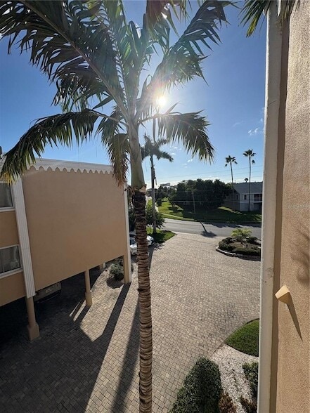 11605 3rd St E in Treasure Island, FL - Foto de edificio - Building Photo