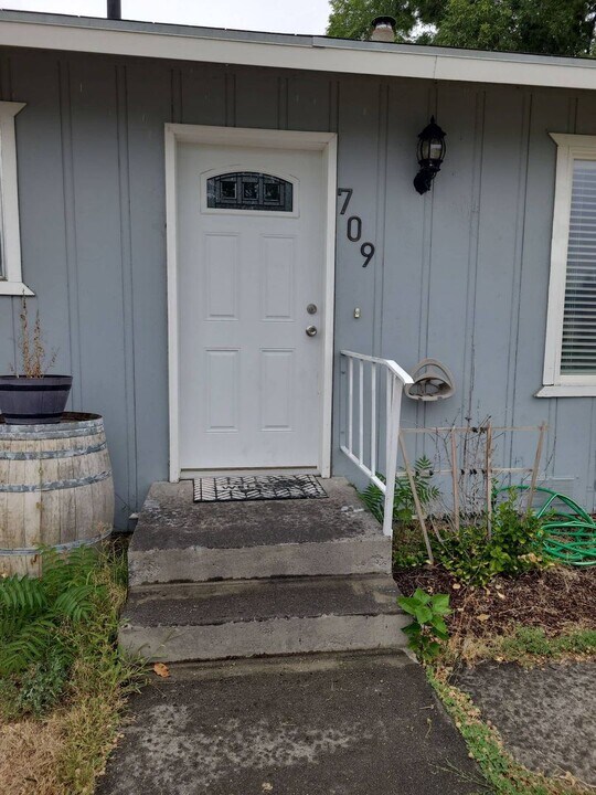709 S Catalpa St in Moses Lake, WA - Building Photo