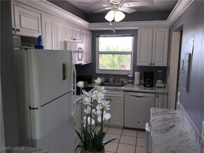 225 Turtle Lake Ct, Unit 301 in Naples, FL - Building Photo - Building Photo