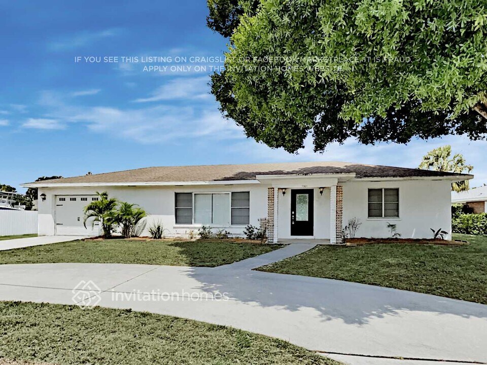 1901 Carissa Rd in West Palm Beach, FL - Building Photo