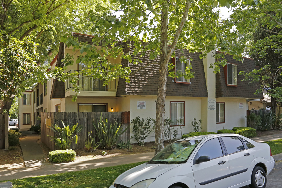 25th & C St Apartments in Sacramento, CA - Building Photo