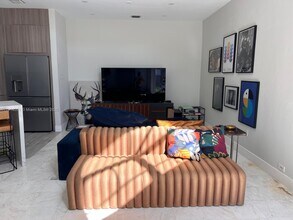 3070 Allamanda St in Miami, FL - Foto de edificio - Building Photo