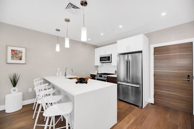 425 Lagrange St, Unit 202 in Boston, MA - Foto de edificio - Building Photo
