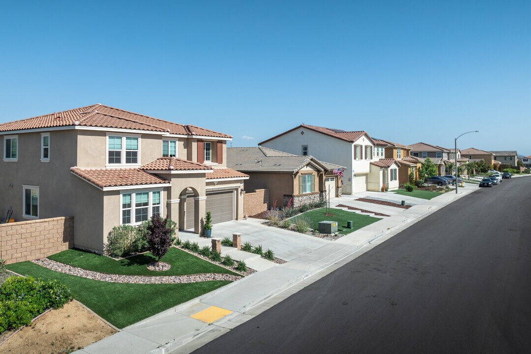 Laelia Cir in Menifee, CA - Foto de edificio