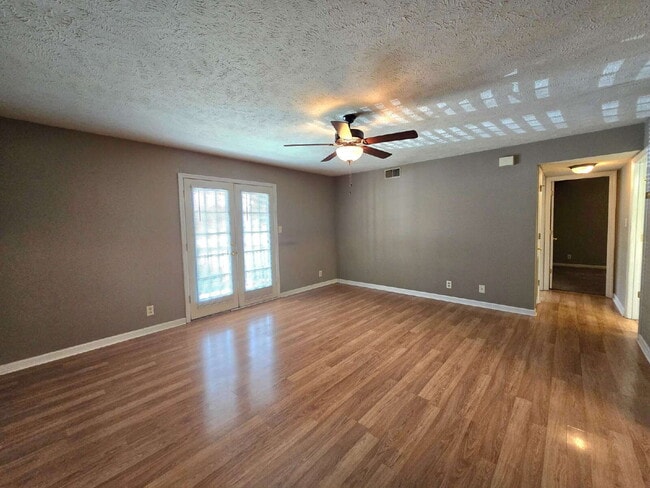 277 Dunbar Cave Rd in Clarksville, TN - Foto de edificio - Building Photo