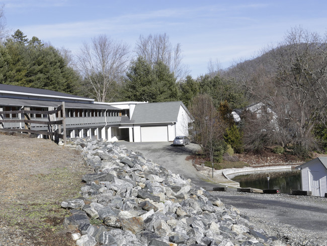 15 Plum Rd in Weaverville, NC - Foto de edificio - Building Photo