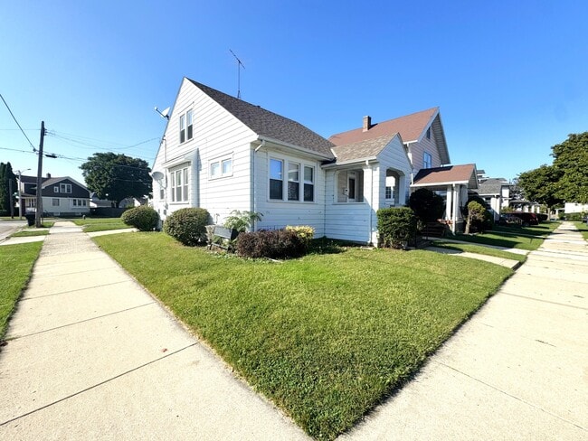 1838 Holmes Ave in Racine, WI - Building Photo - Building Photo
