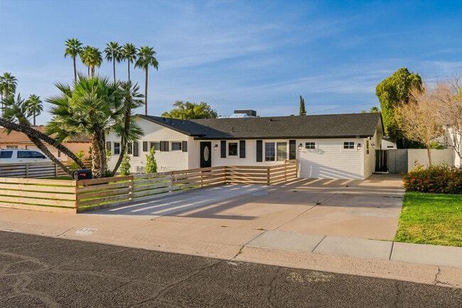 5328 E Pinchot Ave in Phoenix, AZ - Building Photo - Building Photo