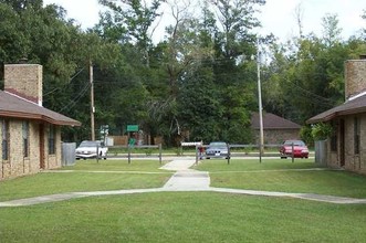 5498 Barcelona St in Milton, FL - Foto de edificio - Building Photo