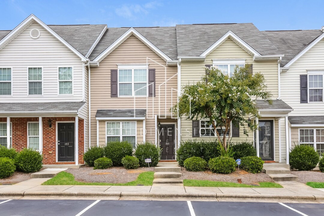 105 Breezeway Ln in Greensboro, NC - Foto de edificio