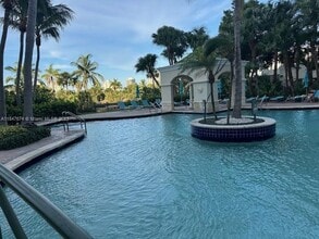 19501 W Country Club Dr, Unit 1712 in Aventura, FL - Building Photo - Building Photo