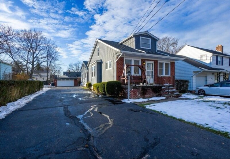 1592 Biltmore Rd in Lyndhurst, OH - Building Photo