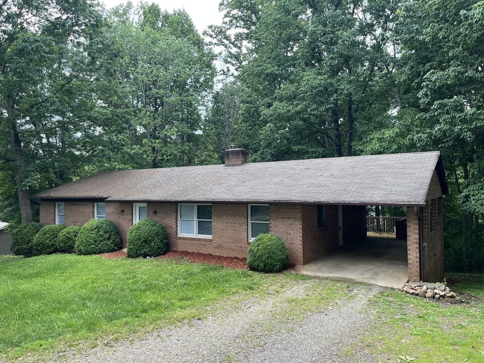 815 Roy Edwards Ln in Mars Hill, NC - Building Photo