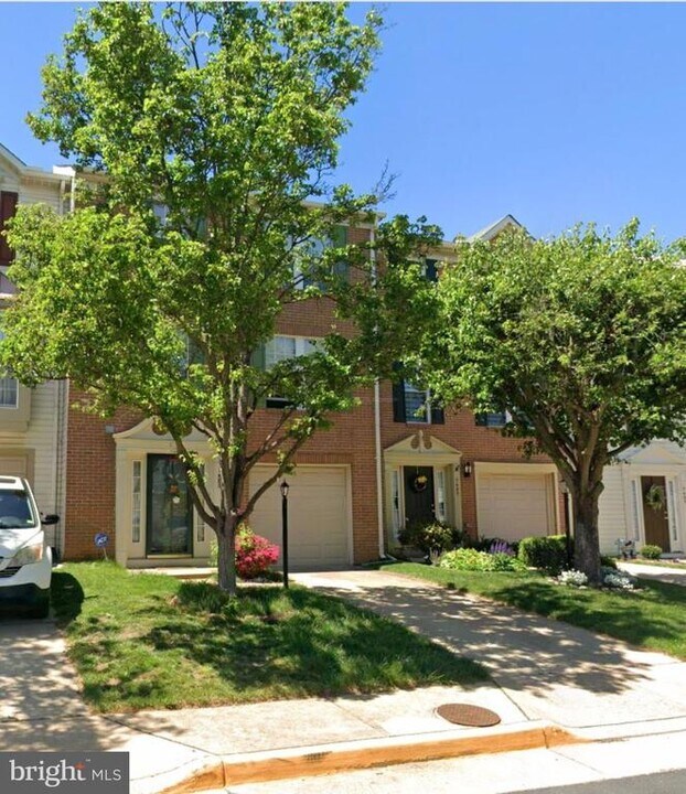 7483 Gadsby Square in Alexandria, VA - Building Photo