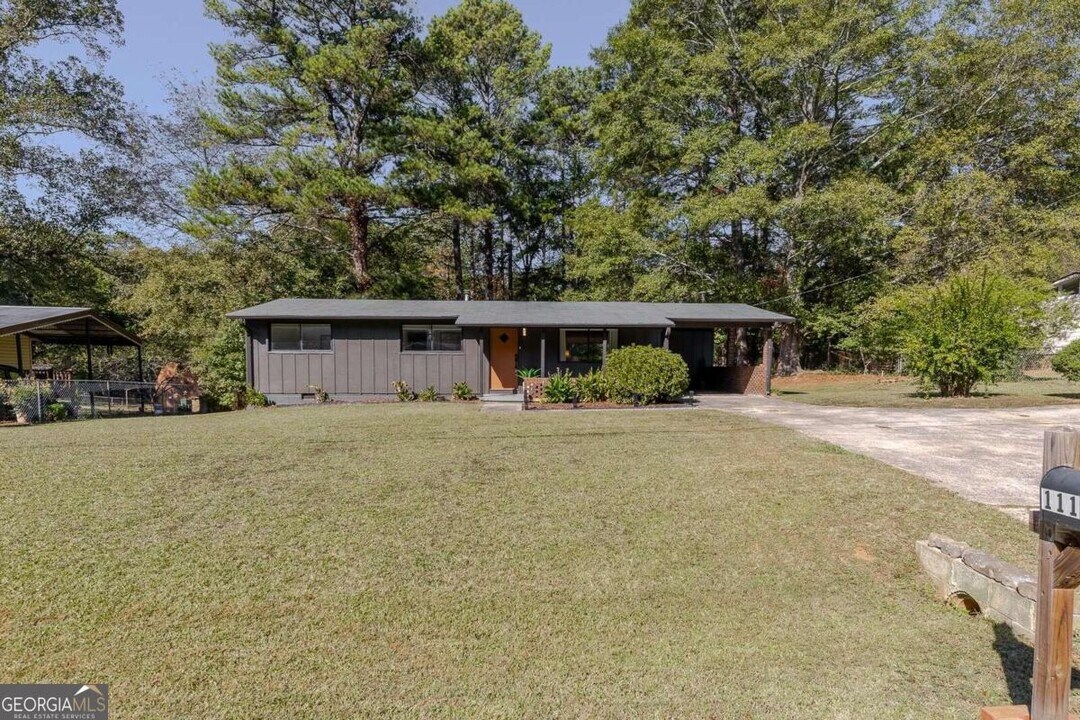 111 Robinhood Dr in Woodstock, GA - Building Photo