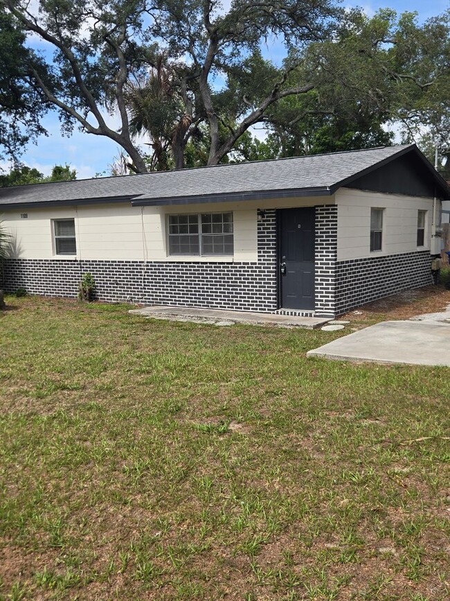 property at 1109 E Seneca Ave
