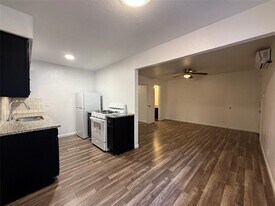 2701 Hemphill St in Fort Worth, TX - Building Photo