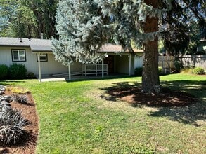 1061 SE Clarey Ave in Grants Pass, OR - Building Photo - Building Photo