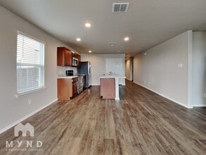 13004 Lineberry Ln in Saint Hedwig, TX - Foto de edificio - Building Photo