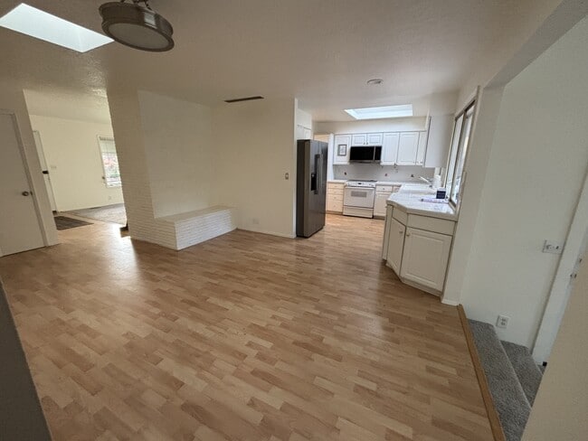 3215 SW Doschdale Dr in Portland, OR - Building Photo - Building Photo