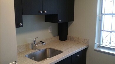 1135 W 35th Pl in Hialeah, FL - Foto de edificio - Building Photo