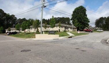 Glenbrook Crossing in Raleigh, NC - Building Photo - Building Photo