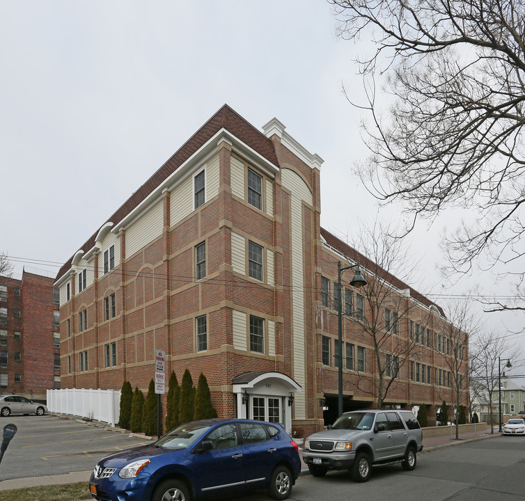 141-147 Main St in Mineola, NY - Building Photo