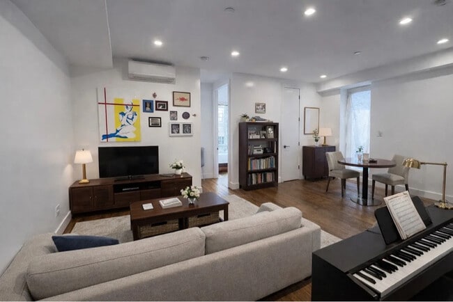 321 Woodbine St in Brooklyn, NY - Foto de edificio - Building Photo