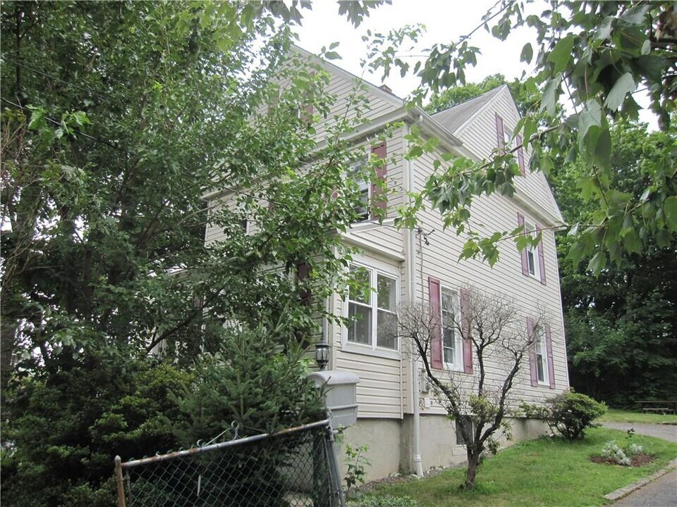 8 Winthrop Ave in Larchmont, NY - Building Photo