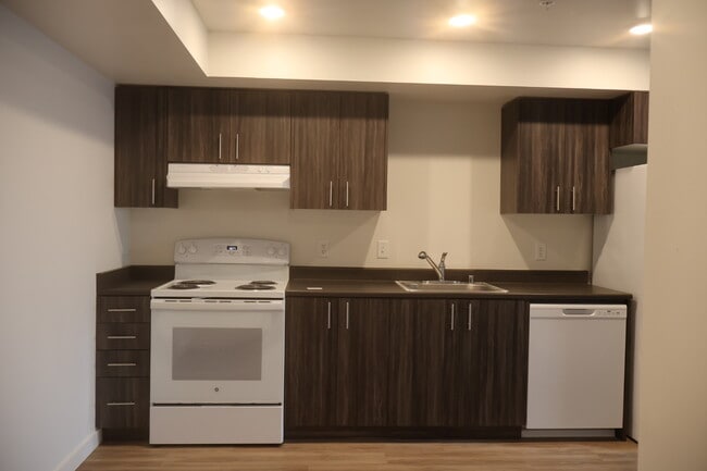 Madrona Square in Everett, WA - Foto de edificio - Building Photo