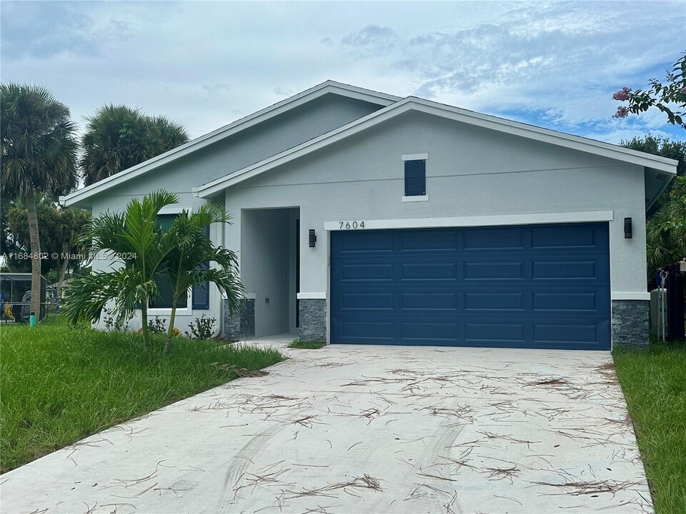 7604 Lakeland Blvd in Fort Pierce, FL - Building Photo