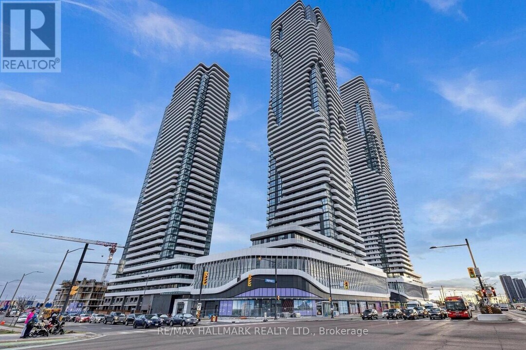 8 Interchange Wy in Vaughan, ON - Building Photo