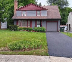 19901 Lanbury Ave in Warrensville Heights, OH - Building Photo