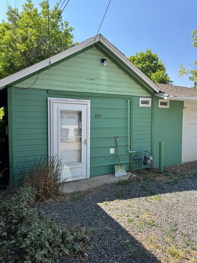 property at 713 S 6th St