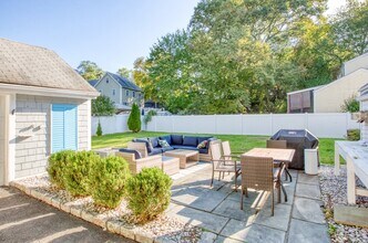 47 Sleepy Hollow Ln in Stamford, CT - Foto de edificio - Building Photo