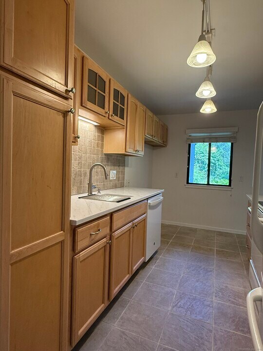 57 Heritage Vlg in Southbury, CT - Building Photo