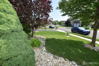 3 Maxwell Rd in Monroe Township, NJ - Foto de edificio - Building Photo