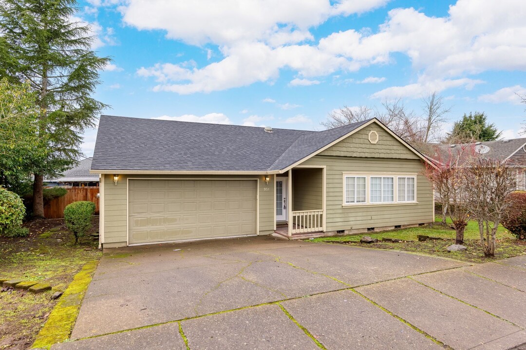 951 Mill St in Silverton, OR - Building Photo