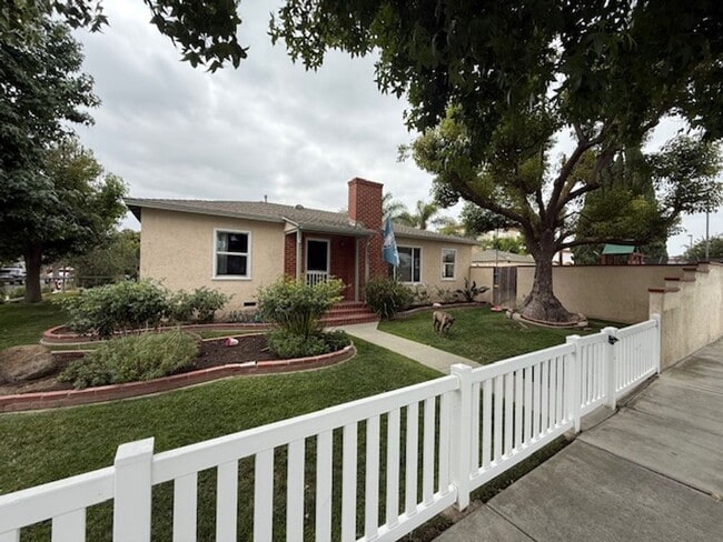 2901 N Bellflower Blvd in Long Beach, CA - Building Photo - Building Photo