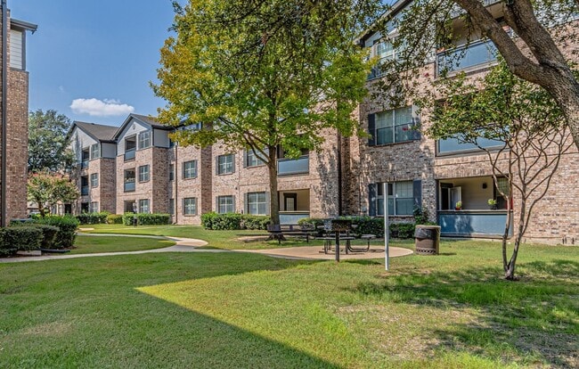 The Cesera 55+ Apartments in Garland, TX - Foto de edificio - Building Photo