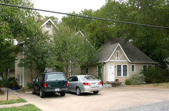 The Cottages Apartments in Austin, TX - Foto de edificio - Building Photo