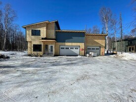 7404 N Paw St in Wasilla, AK - Building Photo