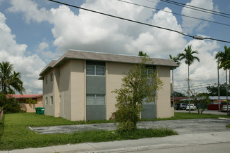 1356 SW 67th Ave in Miami, FL - Foto de edificio - Building Photo