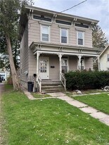 215 James St in Canastota, NY - Building Photo