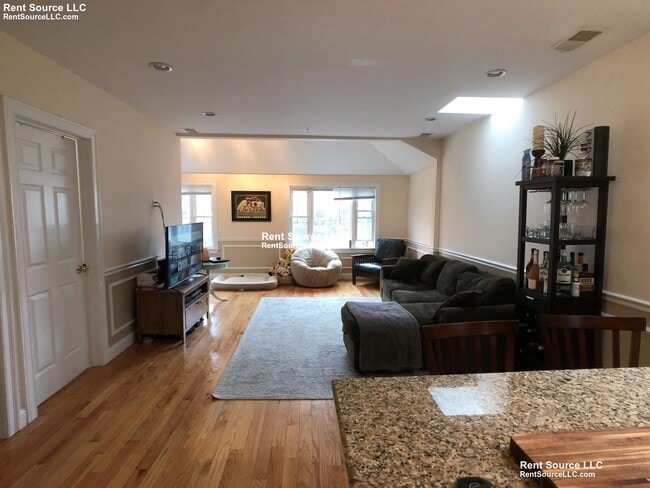 614 Main St, Unit 2 in Medford, MA - Building Photo - Building Photo