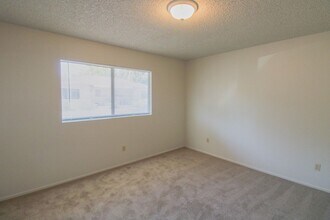 404 E Newlove Dr in Santa Maria, CA - Foto de edificio - Building Photo