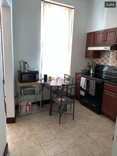 4428 Chestnut St, Unit 2nd Floor Rear in Philadelphia, PA - Foto de edificio - Building Photo