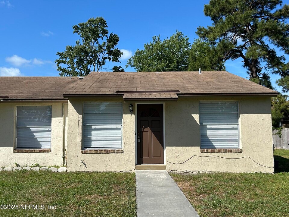 2678 Sunrise Village Dr in Orange Park, FL - Building Photo