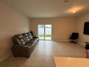 389 NW 10th St in Florida City, FL - Foto de edificio - Building Photo